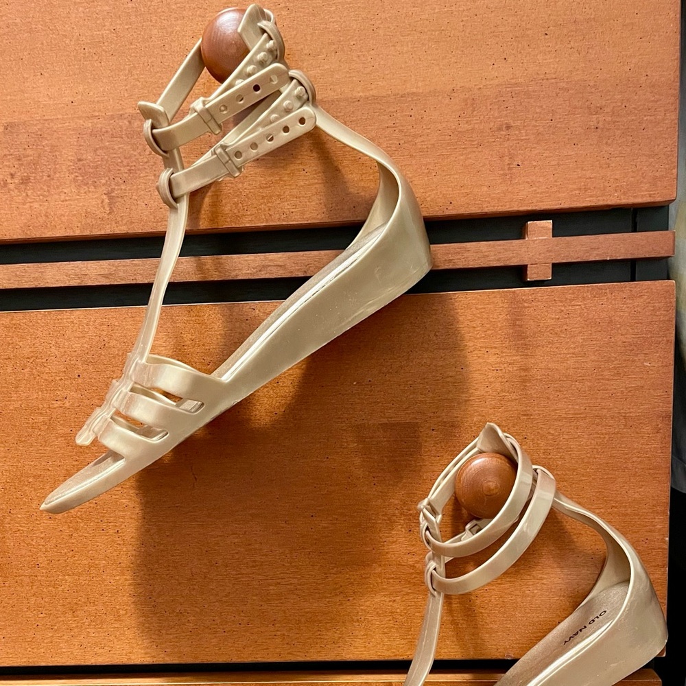 Old Navy gold rubber strappy sandals, sz 8